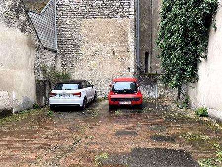 centre ville : place de parking dans cour intérieure