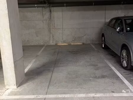 place de parking en sous-sol sécurisée