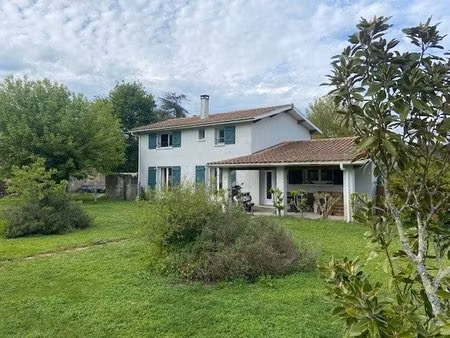 au calme sur 1960 m² de terrain.