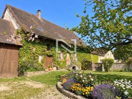 maison en pierres  dépendances et jardin sur les bords de saône