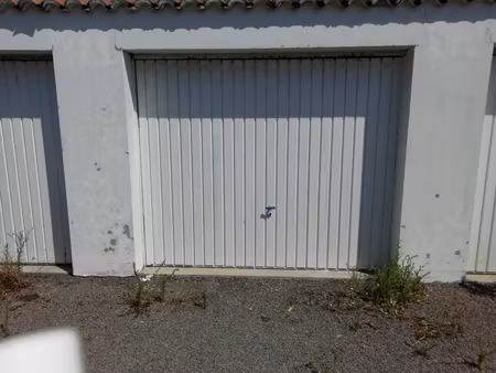 garage entre le casino et port la vie