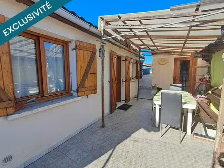 maison mitoyenne de plain pied dans quartier calme  proches commodités avec une cuisine  u