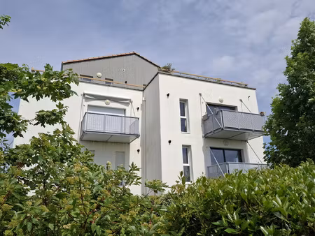 t3 avec balcon  cave et parkings - bourg du château