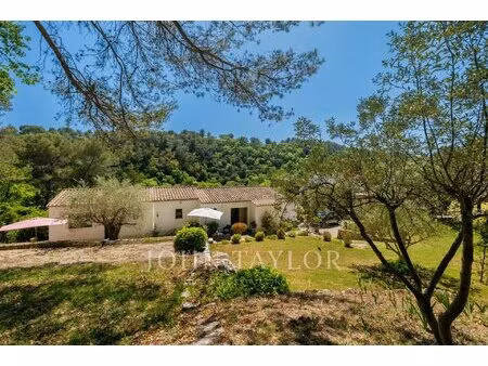 villa avec fort potentiel d'extension  village de valbonne à pied