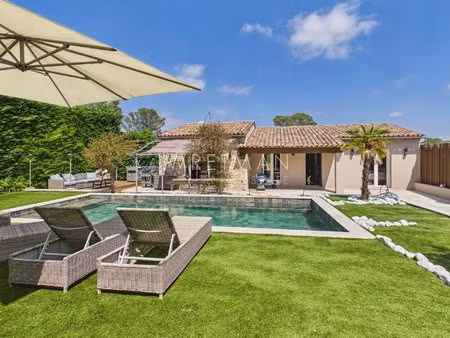 belle villa située dans un domaine fermé avec piscine et 4 chambres - mougins
