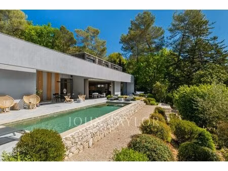 villa moderne avec vue dégagée  à pied du village de valbonne