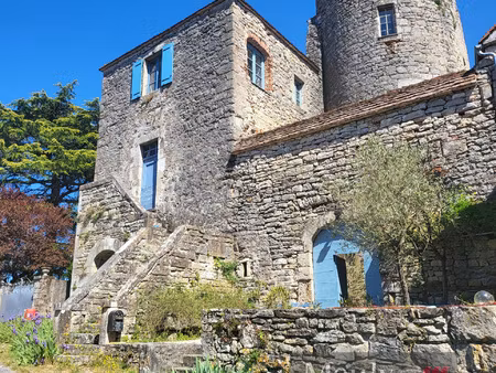 chateau avec vue exceptionnelle sur le lot