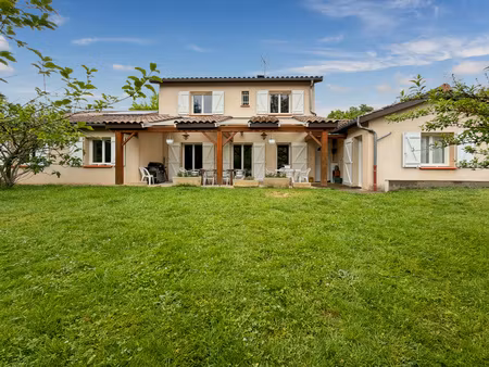 belle maison familiale de 180 m² avec appartement indépendant à saint-didier-de-formans