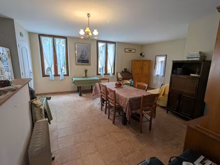 aups  ensemble immobilier comprenant un appartement et un studio.