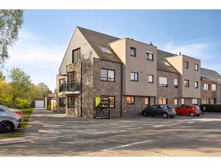 ruim gelijkvloers appartement met 2 slpks en garage  centraal gelegen te dessel !
