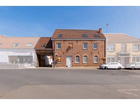 opbrengsteigendom - 3 appartementen en 3 garages