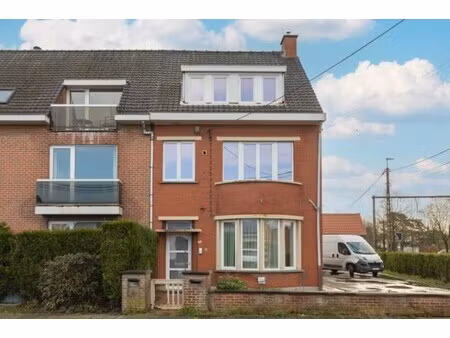 roeselare. opbrengsteigendom van 2 verhuurde appartementen en 1 aparte loods centraal tuss