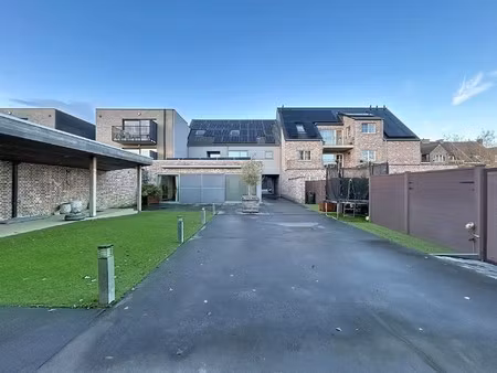 energiezuinige gezinswoning met 5 slaapkamers  dubbele garage en bijgebouw op perceel van 