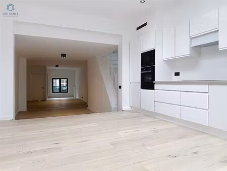 prachtig gerenoveerde herenwoning met 5 slpks  2 badkamers en tuin in het hart van geraard