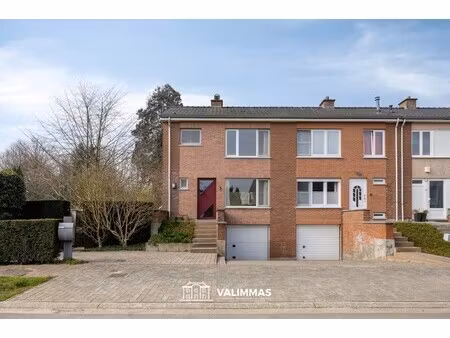 welgelegen en verzorgde driegevelwoning met garage en tuin