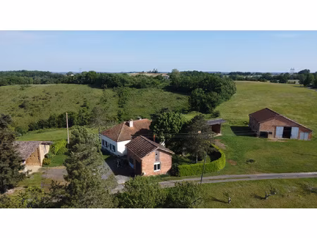 ensemble composé d'une maison et de 5 dépendances sur un ter