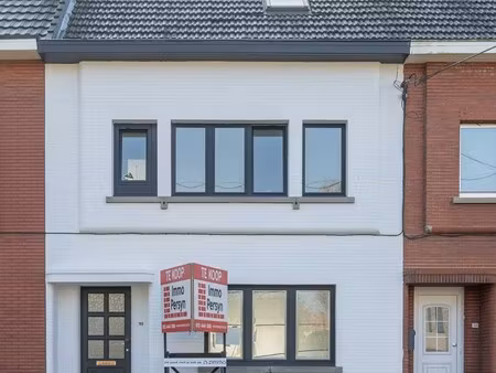 ruime gerenoveerde gezinswoning met 4 slaapkamers  2 badkamers en dubbele garage