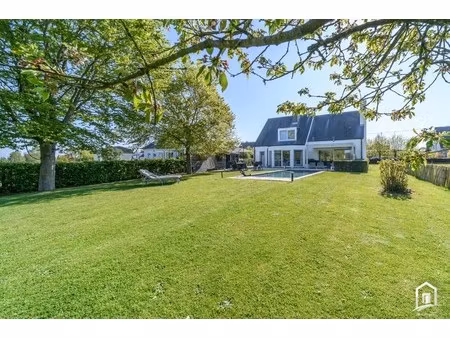 instapklare villa met 3 slk's  garage en riante tuin met zwembad