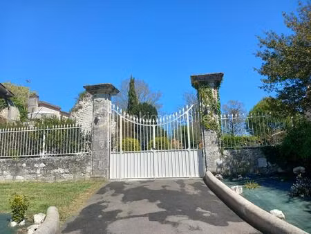 propriete de village en pierre - proche nerac- 3 chambres- mezzanine- jardin- cloitre