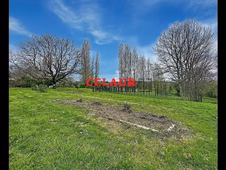 terrain plat et arboré avec vue