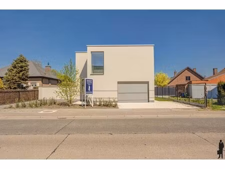 moderne architecturale villa met veel ruimte te hamme