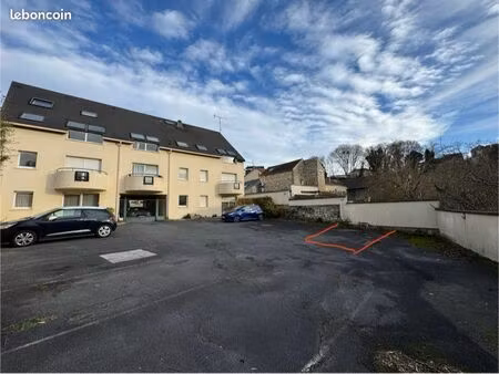 place parking extérieure cour fermée pontoise hermitage