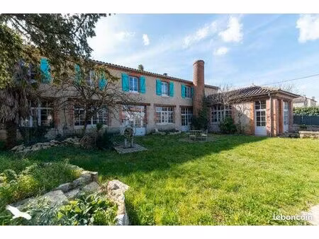 maison 9 pièces 375 m²