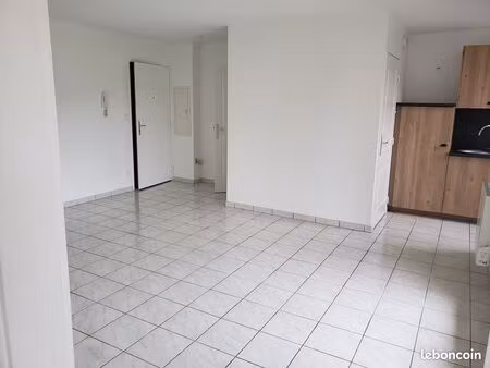 t2 bis en résidence sécurisée