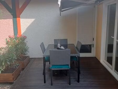 maisonnette t2 cabine entièrement rénovée  terrasse  piscine dans résidence privée