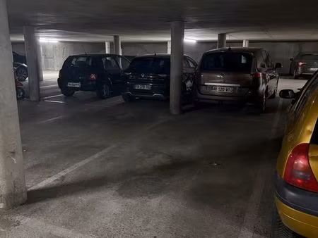 place de parking à louer : 70 euros par mois