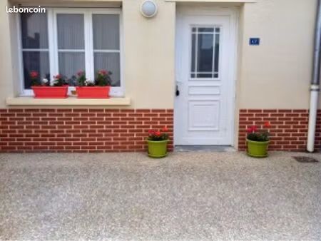 à louer – petite maison mitoyenne f2 avec terrasse et parking – bresles