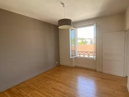 t2 lumineux 57m² proche hôpital + parking possible – aurillac