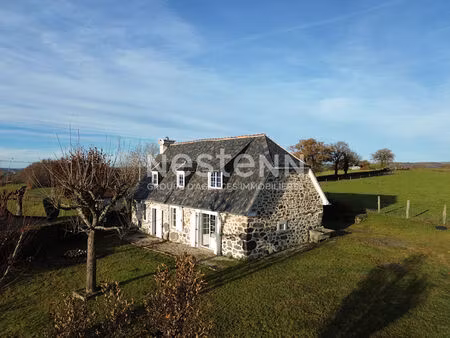 au coeur du pays de salers  à 30 minutes d'aurillac  à vendre sur un terrain de 1100 m²  m