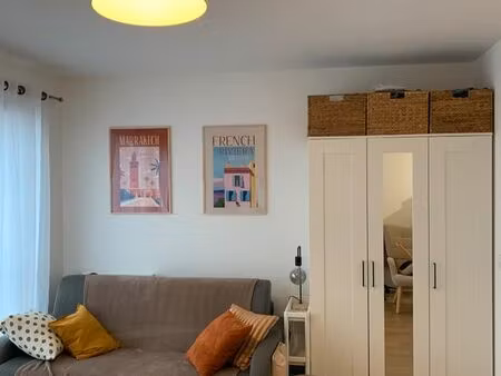 beau studio dernier étage à la marina
