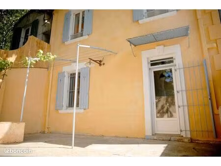 maison avec cour  5min à pied des remparts