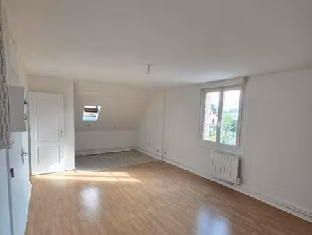 à louer – f2 rénové de 35 m² – 1er étage – stationnement – forges-les-eaux