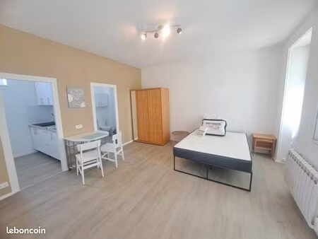 studio meublé rénové centre ville marennes  30m²  tout à pied