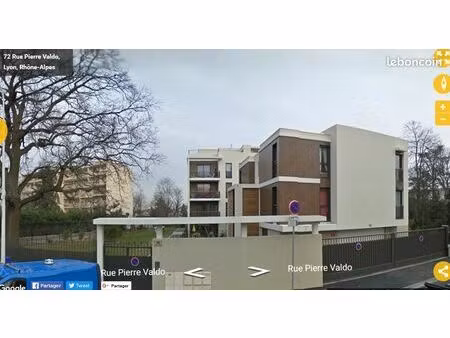 garage box fermé dans une résidence sécurisée