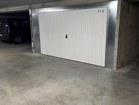 rumilly grand garage box fermé  à louer dans une résidence récente sécurisée