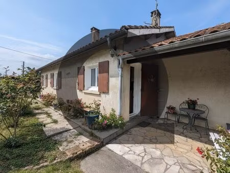 maison plain pied avec trois chambres  jardin clos et garage dou