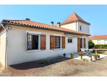 a l'est de bergerac  maison traditionnelle dans un cadre privilegie