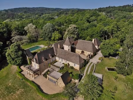 l'exclusivite a l'etat pur !! surplombant un vallon prive  manoir du xviie s.