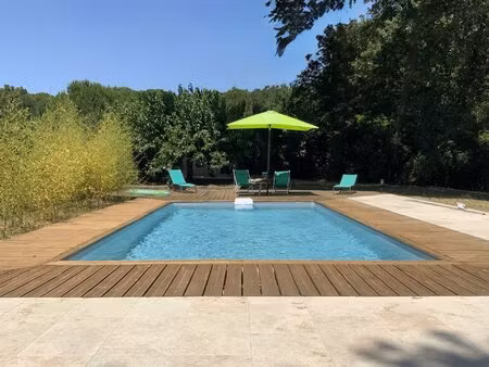 a quelques minutes d' uzès  villa au coeur d'un parc de 2600 m2 avec piscine.