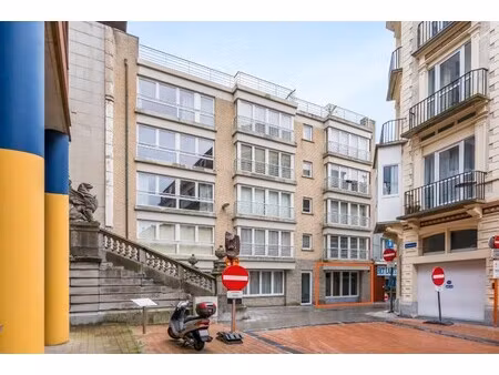 ruim gelijkvloers appartement met drie slaapkamers en twee badkamers. in het centrum en di