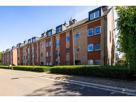 duplex met twee slaapkamers en autostaanplaats op rustige locatie