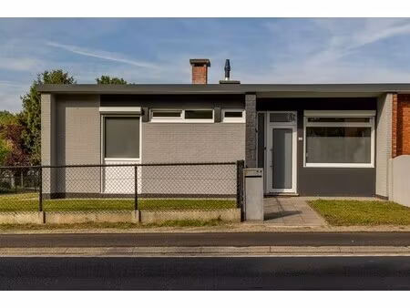 gunstig gelegen woning  gelijkvloers  2 slpk  omheinde tuin  garage
