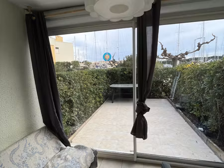 spacieux studio cabine traversant avec emplacement de parkin