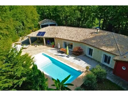 magnifique maison au coeur d’un espace boisé  5 chambres  piscine  1 5 ha  près...