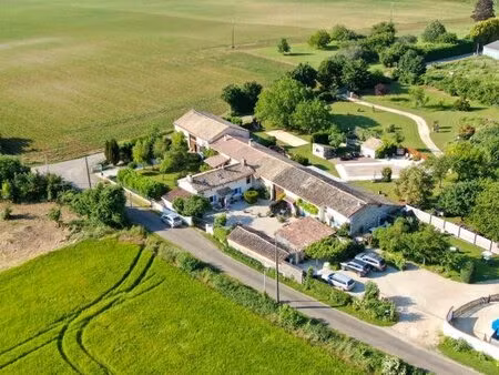 très beau complexe de gîtes en pierre  3 habitations indépendantes  espace bien-être ...