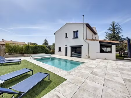 villa familiale de 154m2 rénovée avec piscine chauffée et vue nature exclusivité...
